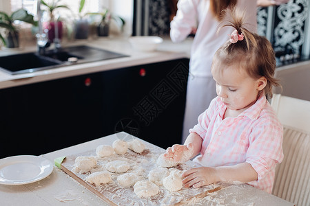 可爱的小孩在厨房帮父母拿钱乐趣帮手糕点孩子幸福蛋糕女孩食物女儿妈妈制作高清图片素材