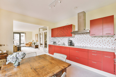 红色椅子红色设计中宽阔明亮厨房的内室内风化吊灯装饰财产框架长椅饭厅桌子花瓶枝形背景