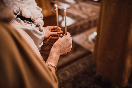 女性手握着教堂燃烧的蜡烛吉普尔高清图片素材