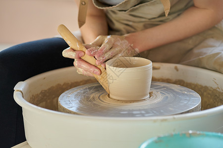 陶瓷手作妇女制作轮式陶瓷陶器 双手特装 关注陶艺者 棕榈和陶器工艺钢坯作坊手指工作文化女性黏土手工业工匠背景