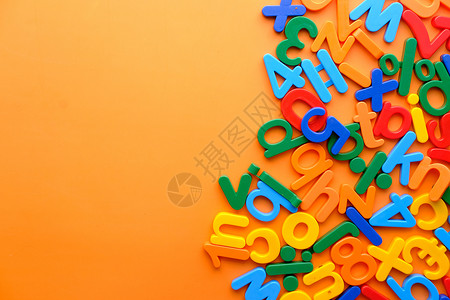 彩色字母d橙色背景的彩色塑料字母 顶视图英语学校意义橙子游戏数字积木学习语言教育背景