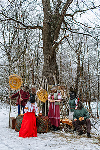 穿着民族服装的动物头领的人们庆祝异教徒节日Maslenitsa到来 一个古老的帕格人风格庆典面具国家装饰戏服文化手工业派对工艺跳舞高清图片素材