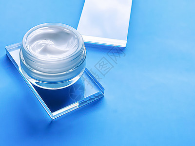 皮肤水分测试关于玻璃和蓝底 美容产品和护肤 化妆品科学的面霜润滑剂罐护理质量奶油水分女士蓝色洗剂美丽样本温泉背景