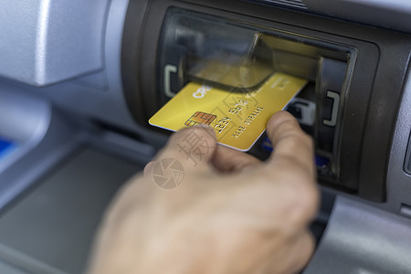 信用卡现金使用自动取款机 用信用卡特写女性的手 使用他的信用卡的 atm 机的妇女 手持信用卡插入 ATM 卡槽机器提款银行业交易女士出纳背景
