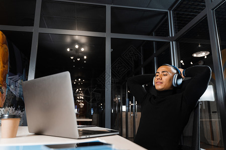 沉睡和疲倦的亚洲男子在办公室用笔记本电脑加班 休息职场高清图片素材