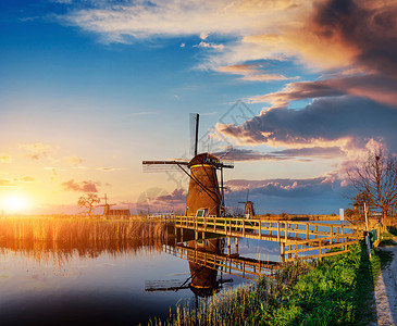 与传统的荷兰风车在罗州开通的运河风景博物馆场景场地草地历史性活力翅膀太阳建筑背景