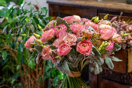 美美多彩混合玫瑰花束和商店中其他花朵的美丽多彩花束装饰高清图片素材