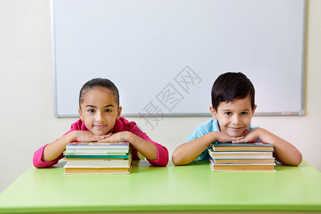 学龄前儿童在桌桌边玩书本游戏教育木板童年乐趣幼儿园男生意义班级孩子们学生可爱的高清图片素材