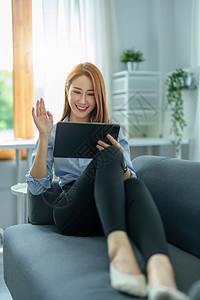 对话 在线教学 解释 会议 企业主 使用平板电脑与同事进行视频会议的亚洲女性肖像 在冠状病毒时代在家工作微笑战略幸福自由职业者技生活方式高清图片素材