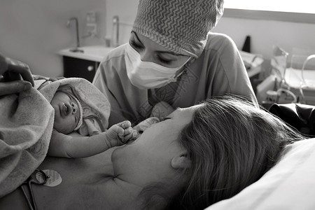 在医院分娩后 母亲和新生儿的皮肤与出生后的皮肤产科孩子父母助产士医生母性怀孕男生家庭童年关心高清图片素材