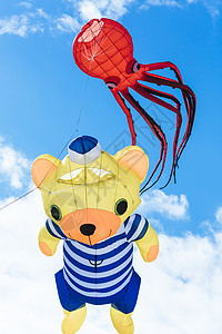 鱼形气球带章章鱼和熊形状的飞风风筝海洋闲暇天空幸福尾巴微笑乐趣触手章鱼玩具背景