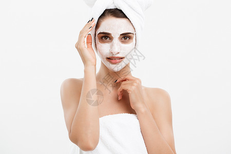 美容护肤概念美丽的白种女人面部肖像在她的面部皮肤白色背景上应用奶油面膜面具沙龙程序化妆师黏土奢华保湿护理温泉女孩皮肤治疗高清图片素材