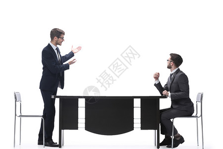 面边视图 在桌面附近讨论某事的商务同事专家会议桌子讲话男人面试候选人就业男性工作背景图片