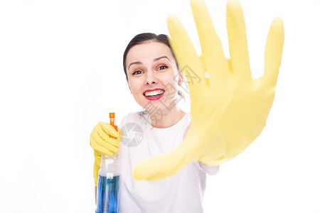 戴着黄色手套的快乐女清洁工用她的手做一个停车标志 另一只手有窗户清洁器 白色工作室背景模型高清图片素材
