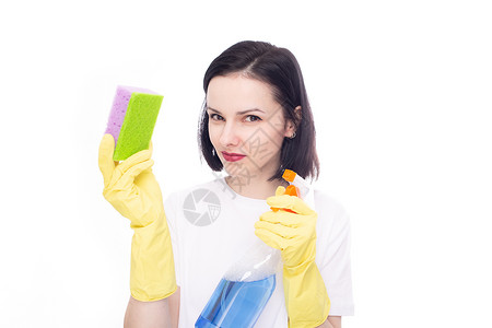 黄色手套中的妇女黑发洗碗海绵和窗户清洁 白色工作室背景的棕色女性干净的高清图片素材