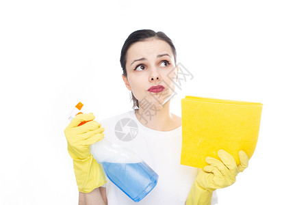 手上穿着白色 T 恤 黄色清洁手套的沉思女人手里拿着窗户清洁剂和抹布 白色背景黄色的高清图片素材