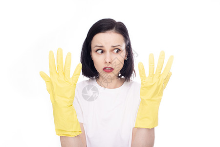 身处恐惧中的黑发妇女用手套看手洗碗盘棕色的眼睛高清图片素材