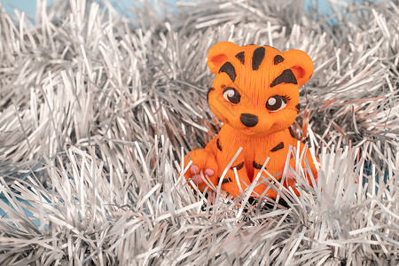 虎年新年会背景蓝色背景上的橙色老虎雕像 2022年是东历虎年横幅收藏玩具回收庆典日历吉祥物假期设计动物园背景