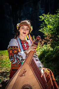 乌克兰妇女在表演民间音乐前用班杜拉乐器美丽的高清图片素材