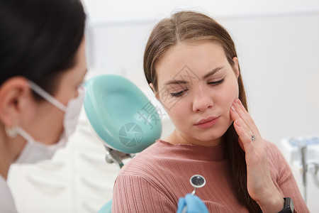 牙科诊所的女病人医疗治疗矫正空腔外科痛苦牙疼医生牙齿疼痛图片