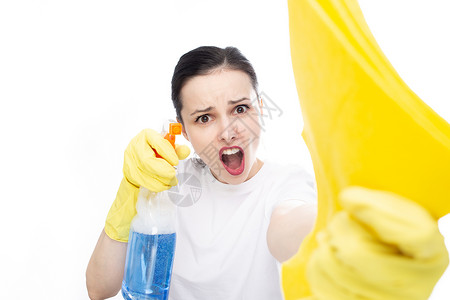 穿黄色手套的小丑女 手里拿着抹布和清洁剂 白色工作室背景白色背景高清图片素材