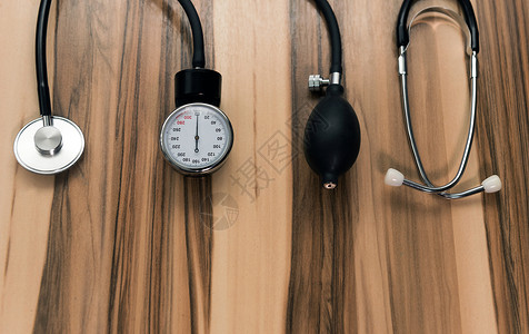 U型管心脏病学 用于测量血压和脉搏的诊断的强力计和压力计 听诊器听筒诊所乐器软管卫生专家心脏病医生脉冲静脉背景