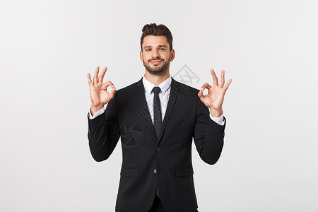 帅气笑脸的商务人士在灰色背景上 举起手指 看好牌子衬衫成功商业微笑经理男人成人老板男性手势肖像高清图片素材