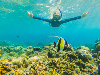 戴着浮潜面具的快乐女人在珊瑚礁海池中与热带鱼一起潜入水下 旅行生活方式 水上运动户外探险 夏季海滩度假游泳课程珊瑚家庭冒险海底世积极的高清图片素材