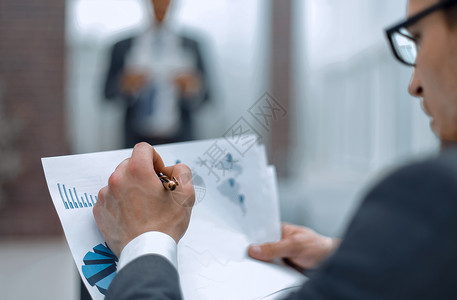 商业人员检查财务数据 调查财务数据经理文书办公室投资管理人员图表保险企业家商务营销律师高清图片素材