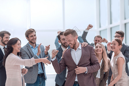 站在他的商业团队面前的快乐企业家男性同事工人合伙多样性推介会办公室会议幸福商务背景图片