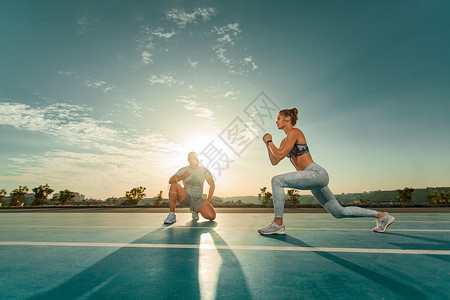 赛道上的教练和运动员赛跑者 田径运动在秒表上标记弓步运动的时间 健身教练和指导者夫妻高清图片素材