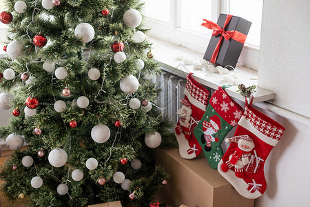 圣诞 内地新年 新年 装饰有花冠和球的fir树季节假期红框金子格子地毯装饰品小地毯房子金球背景图片