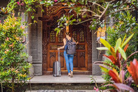 年轻美女在巴厘岛真实酒店办理入住手续 巴厘旅游概念图片素材