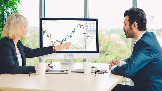 按巧妙计算机软件分析股票市场数据图表图团队经纪人成功价格分析师女性金融技术商务男人库存高清图片素材