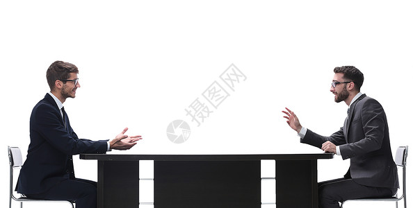 两个商界人士讨论坐在桌边的 东西 并讨论面试项目候选人生意顾客办公室男人商务谈判就业背景图片