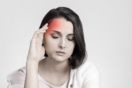 烦闷的棕发女人触摸头部 偏头痛 有红色的疼痛区背景图片