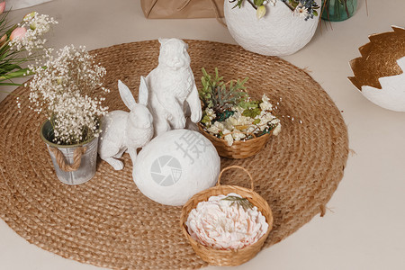 拿花兔子室内花卉复活节组成 复活节兔子和一个大蛋壳的小雕像 复活节快乐假期的家居装饰概念创造力静物花束花朵庆典传统塑像文化雏菊插花背景