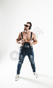 DJ - 唱唱歌手在时尚的T恤里 背着白色带耳机背景图片