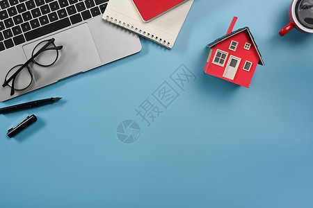 个人电脑 眼镜 笔记本和房屋模型 以利亚背景为主 不动产投资人 保险和维护概念住宅高清图片素材