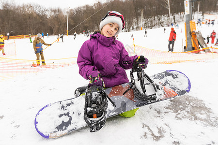 滑雪的小女孩可爱的小女孩学习骑儿童滑雪板 为孩子冬季运动 积极体育运动的安全性 笑声假期青少年行动滑雪单板娱乐小姑娘自由青年活力背景