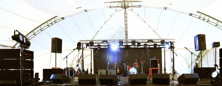 舞台外部素材音乐会前一个空的舞台 配有大灯和乐器背景