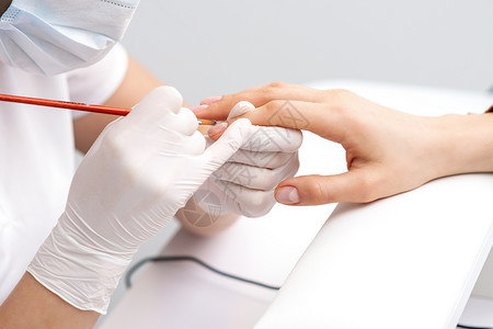 白美甲素材使用透明指甲油的修美师抛光女士手指皮肤治疗两个人艺术指甲保养美容背景