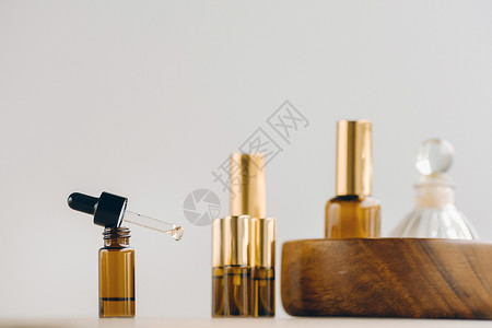 一组小瓶中的基本油类 阿罗玛疗法化妆品滴管小路药品测试香水瓶子化学治疗健康背景图片