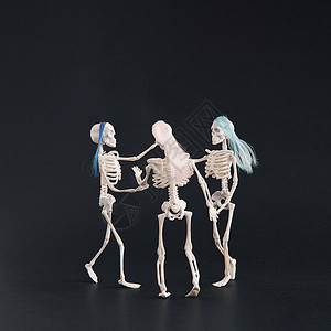 骷髅人素材三个骨骼像三个恩典 在黑人背景上跳舞背景