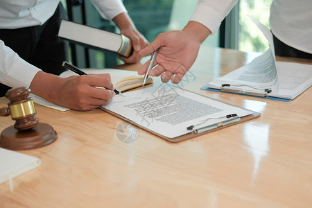商务人士咨询律师和签署合同协议 在律师事务所举行小组会议团队法律房屋文档贷款保险签名人士法书法庭房屋贷款高清图片素材