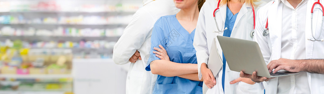 与其他医生一起在医院工作的医生全科医疗团队病人医师外科住院保姆药店博士横幅高清图片素材