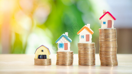 金币上的房子或房子在木桌上 4 排 贷款 财产阶梯 金融 抵押 房地产投资 税收 住房贷款和奖金的概念代理人高清图片素材