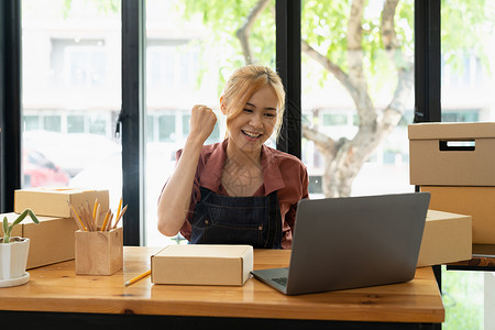 亚洲女性认真思考在家工作的笔记本电脑在线销售创业小企业主 电子商务理念图片