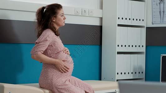 孕妇肚子怀孕等待开始咨询的妇女的肖像图象;高清图片