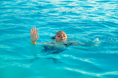 隐喻的孩子被水淹没了 有选择地集中注意力游泳压力海浪幸福危险溺水乐趣手势援助水池背景